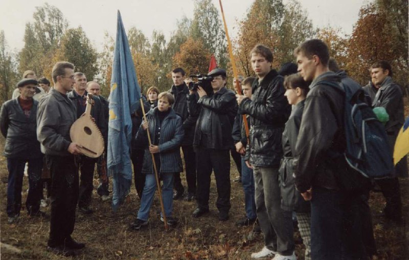 Під час урочистостей зі вшанування воїнів УНР (Лозова, 2002 р.) (четвертий у першому ряді з правого боку)
