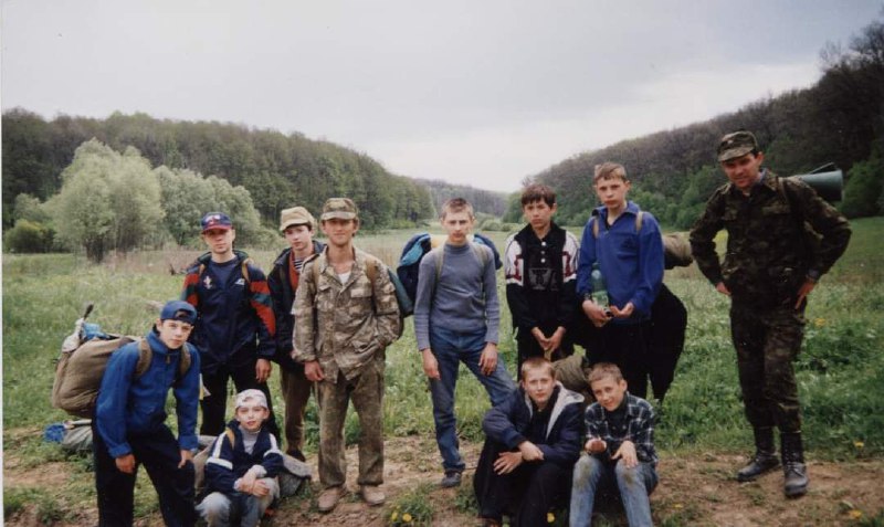 Антон Пушкар (перший ліворуч) у мандрівному таборі “Слобідська Січ-весна 1999” (Гомільшанські ліси, Зміївщина)