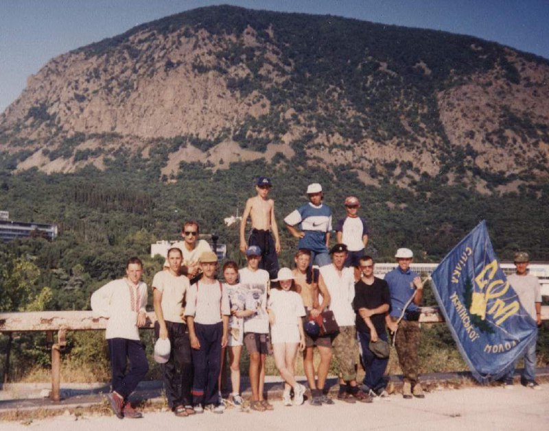 У сумівському гурті біля Ведмідь-Гори (Крим, 2000 р.), (у верхньому ряді другий зліва)